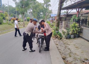 Semarak HUT ke-81 RI, Polsek Siantar Martoba Kibarkan Merah Putih Bersama Warga