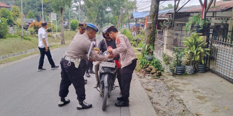Semarak HUT ke-81 RI, Polsek Siantar Martoba Kibarkan Merah Putih Bersama Warga