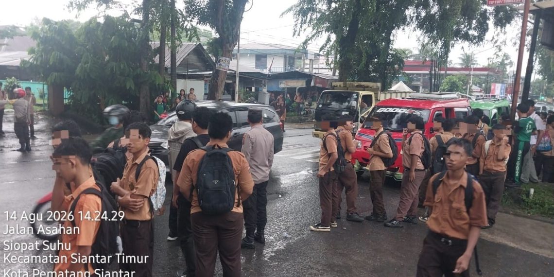 Cegah Tawuran Pelajar, Polsek Siantar Timur Perketat Pengawasan di SMK Negeri 2 Cegah Tawuran Pelajar, Polsek Siantar Timur Perketat Pengawasan di SMK Negeri 2