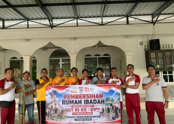 Sambut HUT ke-81 RI, Sat Reskrim Polres Pematangsiantar Bersihkan Gereja dan Masjid