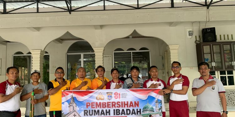 Sambut HUT ke-81 RI, Sat Reskrim Polres Pematangsiantar Bersihkan Gereja dan Masjid Sambut HUT ke-81 RI, Sat Reskrim Polres Pematangsiantar Bersihkan Gereja dan Masjid