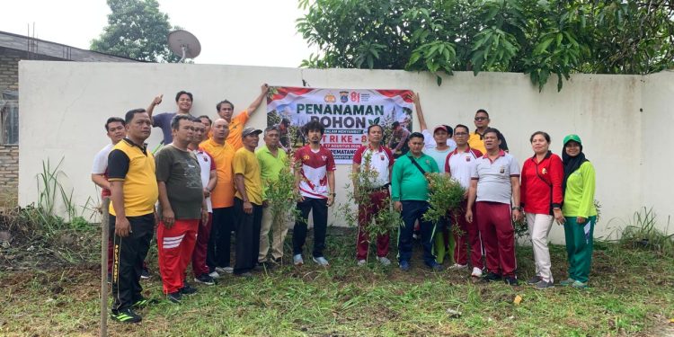 Sambut HUT ke-81 RI, Sat Reskrim Polres Pematangsiantar Tanam 15 Pucuk Merah di Lapangan Tembak Aspol Sambut HUT ke-81 RI, Sat Reskrim Polres Pematangsiantar Tanam 15 Pucuk Merah di Lapangan Tembak Aspol